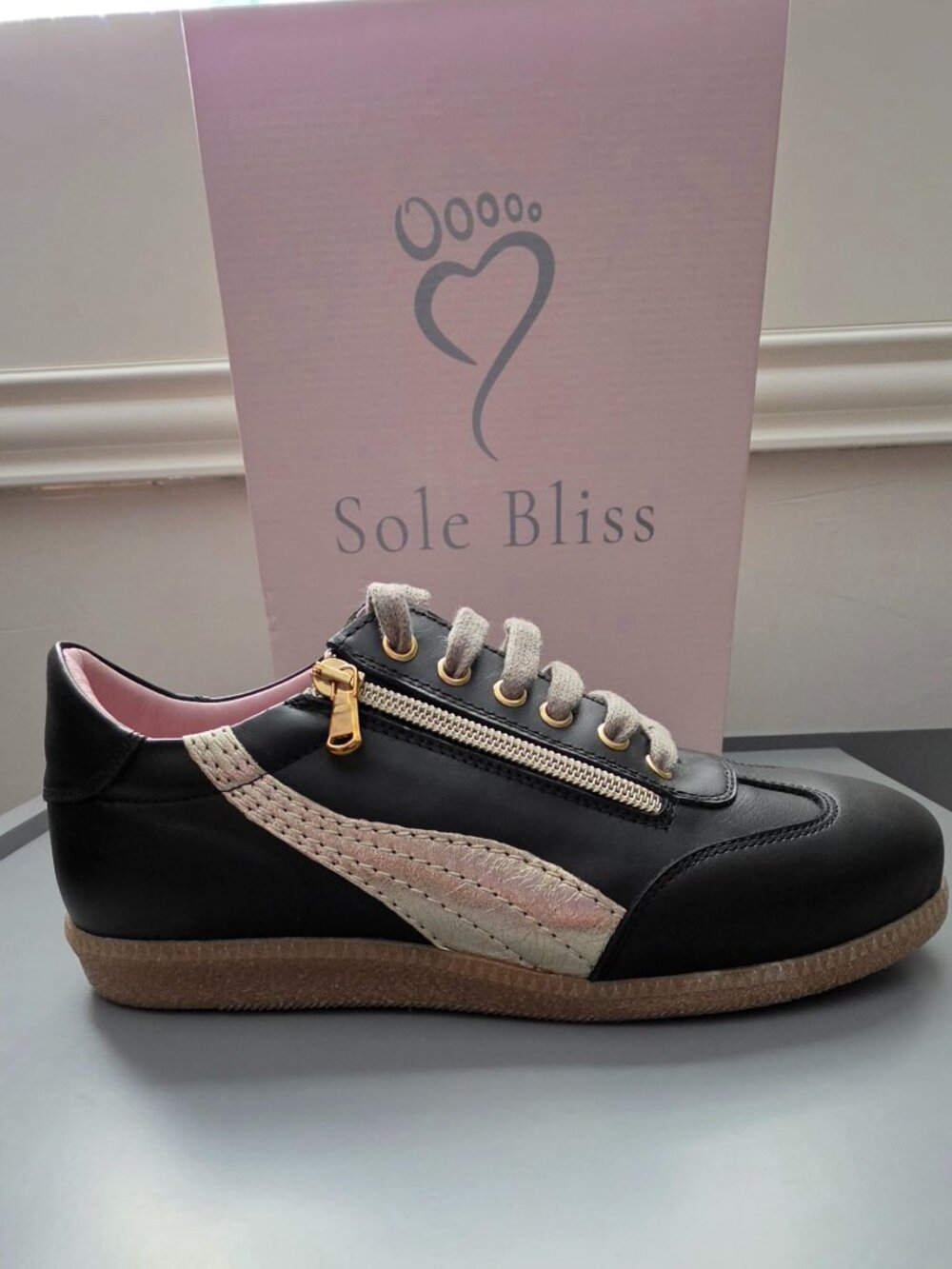NWT Sole Bliss Swirl Sneakers EU 39 | Black Leather & Gold Comfort Shoes